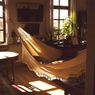 Hængekøjen imponerer med sin naturlige hvide bomuldsklud, hæklet kant og komfort for to.