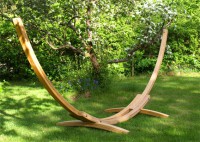 Hængekøjestativ 19 i lærk og hængekøje overbevisende i kvalitet og funktion.