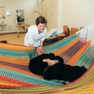 Dette nethængekøje lavet af farverige bomuld tråde egnet for hele familien.