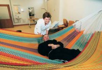 Dette nethængekøje lavet af farverige bomuld tråde egnet for hele familien.