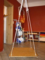 Træplatformsvinget i multiplex måler 80 x 80 cm, er olieret og kan justeres i højden.