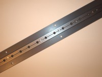 Terapieskinne fremstillet af aluminium monteret på en støtteplade og ideel til væg og loft.