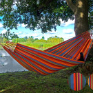 Denne hængekøje af god kvalitet med et smukt stribet design fylder lidt.