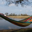 Hængekøje lavet af vævet stof i lyse forårsfarver