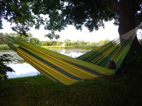 Tøjhængekøjen i frisk gulgrøn er iøjnefaldende og sikrer nydelse for to.