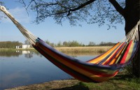 Hængekøje af enorm størrelse, kvalitet og komfort med regnbuens farver.