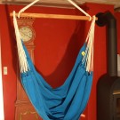 Lyseblå hængestol lavet af robust bomuldsklud