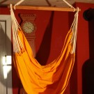 Hængekøjestol i blødt bomuldsstof i orange passer ind i ethvert miljø.