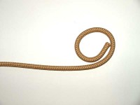 Dene kunststofreb er 10mm tyk, fremstillet af gul polypropylen og bærer alle hængekøjer.