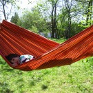 Hængekøje med farverige striber egnet til børn og små rum.