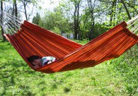 Hængekøje med farverige striber egnet til børn og små rum.